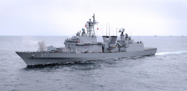 대한민국 해군 1함대가 구축함인 광개토대왕함'을 운용 중인 모습. 광개토대왕함에는 최초로 순수 국산기술로 개발된 함정용 전자전 장비 소나타(SONATA)가 탑재됐다.