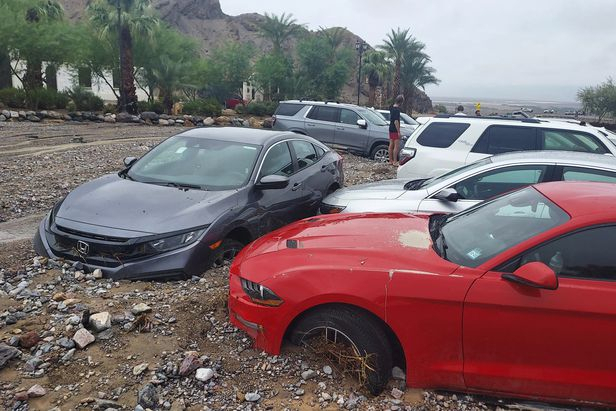 Um veículo estacionado no Parque Nacional do Vale da Morte, na Califórnia, EUA, foi enterrado na lama após fortes chuvas no dia 5 (horário local).  Agência de notícias Yonhap