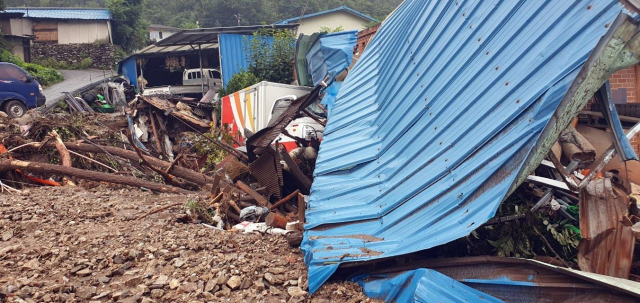 14일 오전 침수·산사태가 발생한 충남 부여 은산면 거전리 정고마을이 산에서 흘러내린 토사로 뒤덮여 있다. 부여=연합뉴스