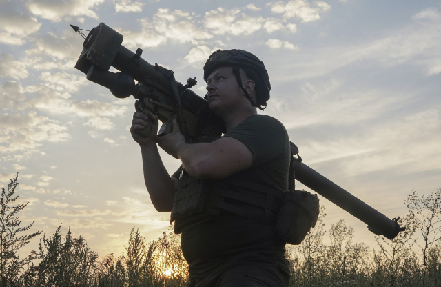우크라이나 군인이 하르키우 지역의 최전선에서 휴대용 지대공 미사일 발사 준비를 하고 있다. EPA연합뉴스