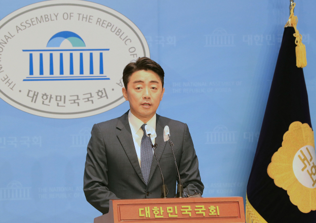 더불어민주당 당권 주자인 강훈식 후보가 15일 국회소통관에서 당 대표 후보 사퇴 기자회견을 하고 있다. 연합뉴스