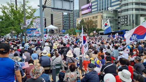 전광훈 사랑의제일 교회 목사가 이끄는 극우단체가 주도한 집회 참석자들이 15일 서울 광화문 일대에 몰려들고 있다. 연합뉴스