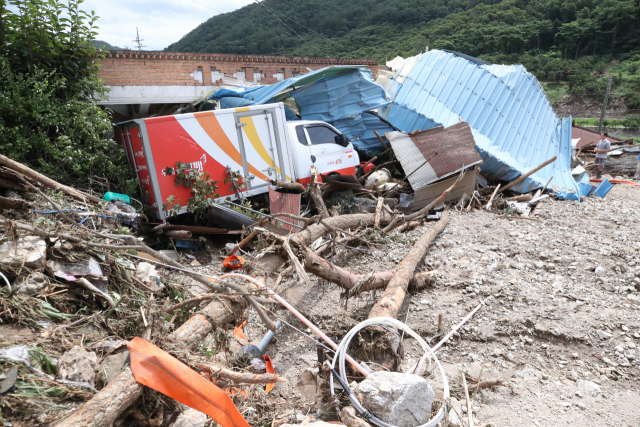 14일 새벽 집중호우로 산사태가 발생해 15일 오전 충남 부여군 거전리 정골마을이 초토화됐다. 부여=연합뉴스