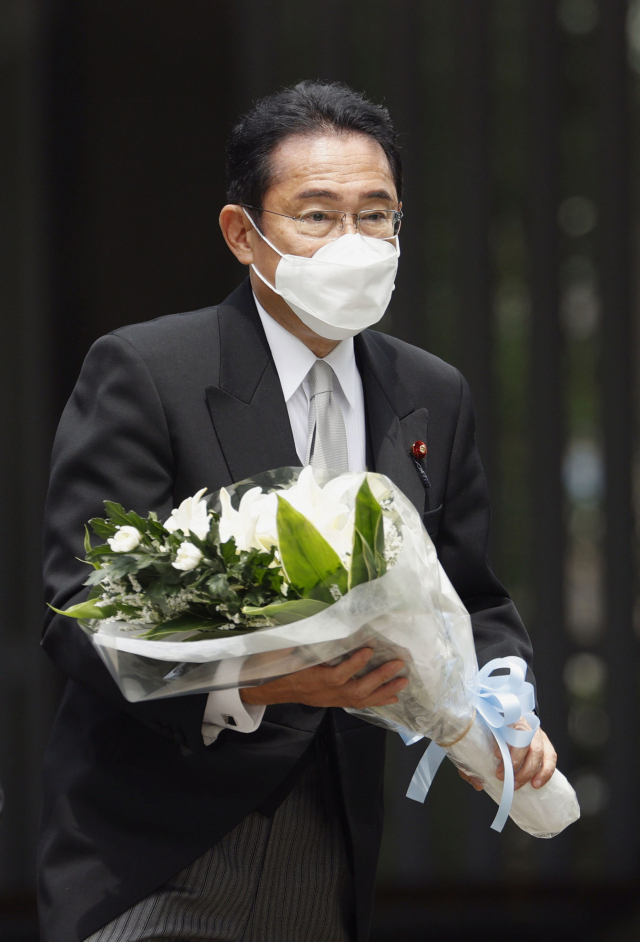 기시다 후미오 일본 총리가 패전 77주년을 맞아 15일 도쿄 지도리가후치(千鳥ケ淵)에 있는 전몰자묘원에서 헌화하고 있다. 교도연합뉴스