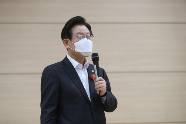 이재명 더불어민주당 당 대표 후보가 15일 순천대학교 산학협력관에서 열린 토크콘서트가 참석해 발언하고 있다./연합뉴스