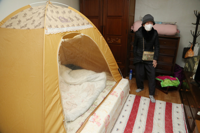 한 독거 가구의 집 안에 난방 텐트가 설치돼 있다. 연합뉴스