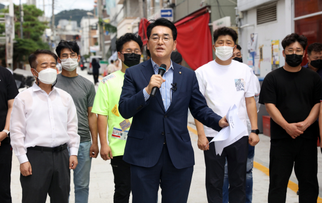 더불어민주당 당 대표 선거에 나선 박용진 의원이 지난 15일 광주 동구 동명동 카페의 거리를 찾아 기자회견을 열고 지지를 호소하고 있다. /연합뉴스