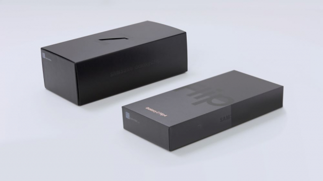 갤럭시 Z플립4의 포장 상자(우측 아래)는 1세대 모델의 패키지와 비교해 크기가 58.2% 줄었다. 삼성전자