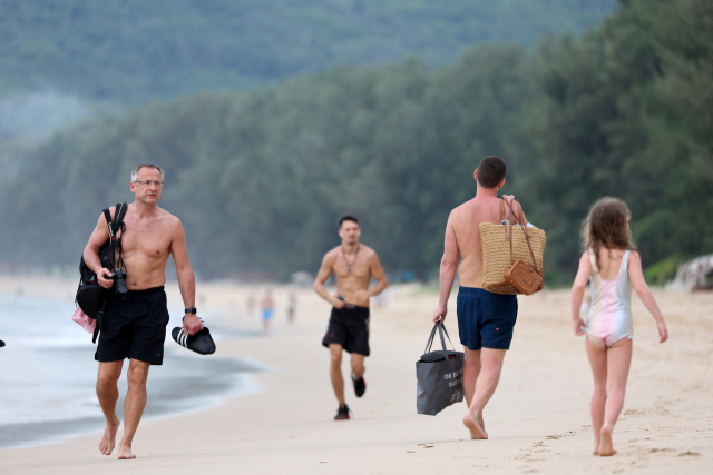태국을 방문한 여행객들이 3월 8일 푸켓의 해변을 거닐고 있다. 로이터연합뉴스