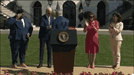 조 바이든(왼쪽에서 2번째) 미국 대통령이 악수를 한 뒤 또 다시 손을 내밀어 악수를 기다리는 듯한 장면이 목격돼 논란이 일고 있다. 트위터 캡처