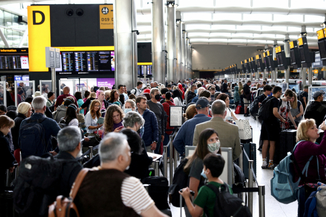 영국 런던 히스로 공항이 6월 27일(현지시간) 이용객으로 가득 차 있다. 로이터연합뉴스