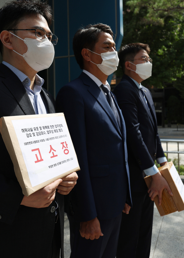 현직 변호사들로 이뤄진 '광고 규정 개악과 부당한 회원 징계를 반대하는 변호사 모임' 소속 윤성철 변호사(가운데) 등이 16일 오전 서울 종로구 서울시경찰청 민원실 앞에서 법률 서비스 플랫폼 '로톡'의 이용을 막아온 대한변호사협회의 이종엽 회장 등 간부들을 위력에 의한 업무방해·강요 등의 혐의로 고소하기 전 입장문을 읽고 있다. 연합뉴스