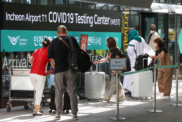 해외 유입된 코로나19 신규 확진자 수가 463명을 기록한 16일 오후 인천국제공항 제1터미널 입국자 전용 검사센터에서 입국자들이 검사를 위해 이동하고 있다. 연합뉴스