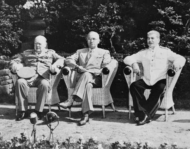 영국-미국-소련 정상 포츠담 회담(1945년 7월 26일) 윈스턴 처칠(왼쪽부터), 해리 트루먼, 이오시프 스탈린. 연합뉴스