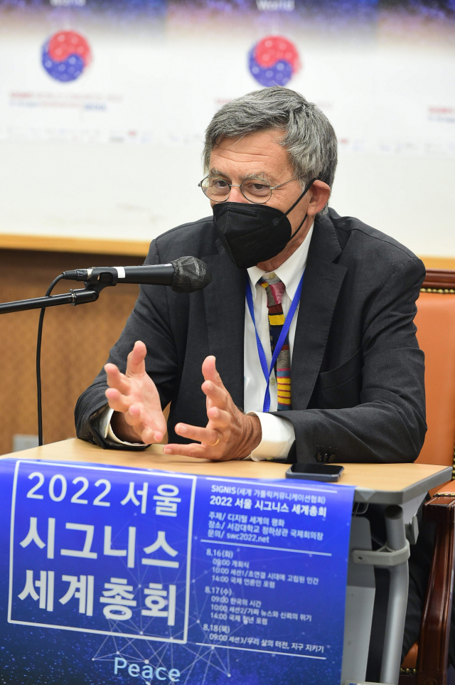 교황청 홍보부 장관 “한국 교회는 매우 특별하고 좋은 사례”