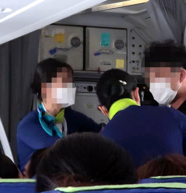 지난 14일 항공기에서 아기가 울자 시끄럽다며 폭언을 퍼붓는 등 난동을 부리는 남성의 모습. 연합뉴스