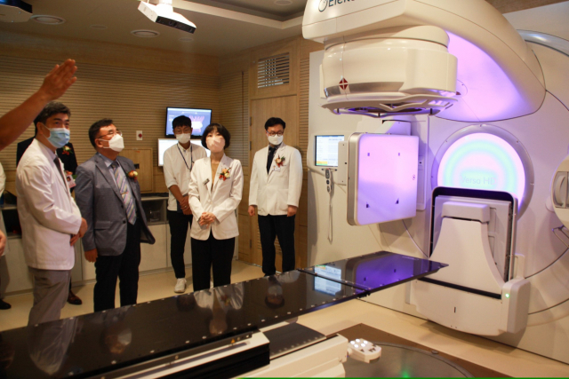 한림대동탄성심병원은 지난 16일 본관 지하 1층 방사선종양학과에서 체외 방사선치료 분야 최신 장비인 '버사(Versa) HD’ 도입 개소식을 진행했다. 사진 제공=한림대동탄성심병원