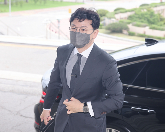 한동훈 법무부 장관이 17일 오전 정부 과천청사 법무부 건물로 출근하고 있다. 연합뉴스