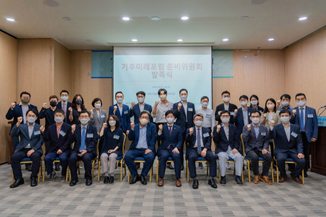 오태석 과학기술정보통신부 제1차관이 '기후미래포럼 준비위원회 발족식'에 참석해 김상협 위원장 및 위원들과 포즈를 취하고 있다. 사진제공=과기정통부