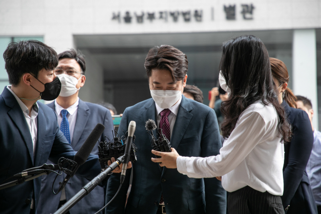 이준석 국민의힘 전 대표가 비상대책위원회 전환 및 비대위원장 효력정지 가처분 심문기일인 17일 오후 서울남부지방법원에 출석하며 기자들의 질문을 받고 있다. 연합뉴스