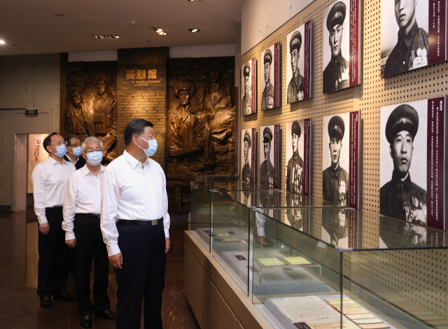 시진핑 중국 국가주석이 16일 중국 랴오닝성 진저우시에 있는 랴오셴 유세 기념관을 방문하고 있다. 신화연합