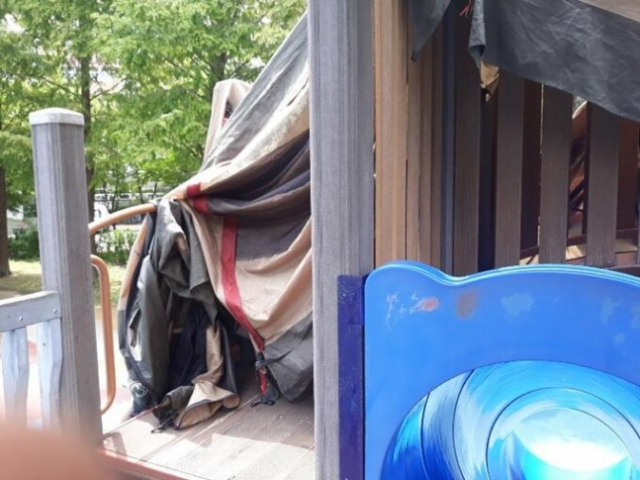 '욕도 아깝다'…놀이터서 텐트 말린 무개념 '민폐족' 또 등장