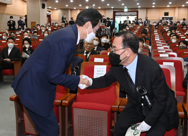 주호영 국민의힘 비상대책위원장과 우상호 더불어민주당 비상대책위원장이 18일 국립서울현충원 현충관에서 열린 김대중 전 대통령 서거 13주기 추도식에서 인사하고 있다. /성형주 기자