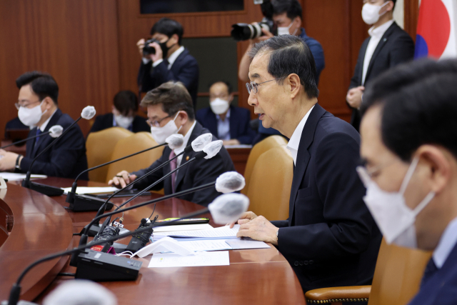 한덕수 국무총리가 18일 정부서울청사에서 열린 국정현안점검조정회의를 주재하고 있다. 연합뉴스