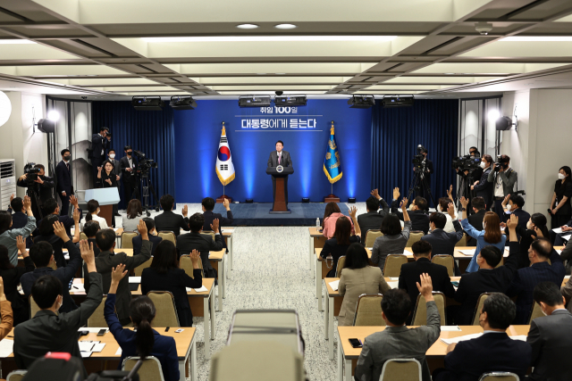 지난 17일 서울 용산 대통령실 청사에서 열린 윤석열 대통령 취임 100일 기자회견 '대통령에게 듣는다'에서 취재진이 질문하기 위해 손을 들고 있다. 연합뉴스