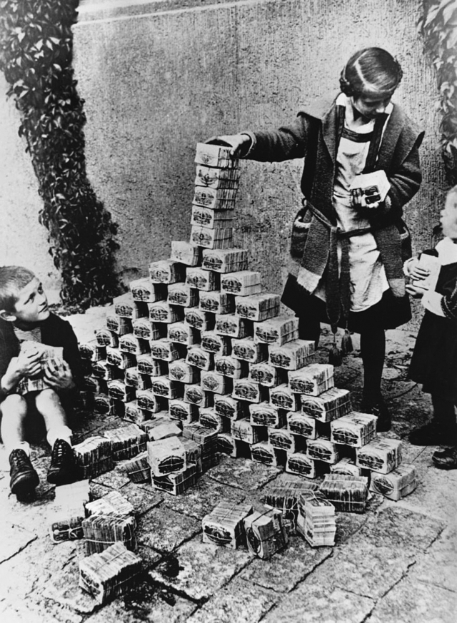 제1차 세계대전 이후 독일에서 초인플레이션 발생으로 지폐가 휴지조각으로 전락하자 어린이들이 마르크화를 장난감처럼 갖고 놀고 있다./사진제공=세종서적