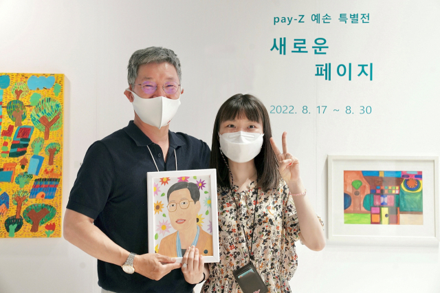 BC카드가 오는 30일까지 을지로4가에 위치한 BC카드 사옥에서 발달장애 예술가 작품을 소개하는 전시회를 진행한다. 17일 전시회에 참석한 최원석(왼쪽) BC카드 사장과 곽선양 작가가 포즈를 취하고 있다. 사진 제공=BC카드