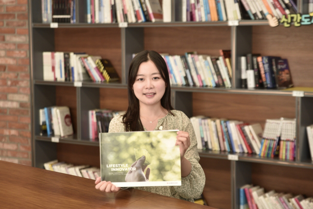 코오롱인더스트리 관계자가 '2021 지속가능경영보고서'를 선보이고 있다.사진제공=코오롱인더스트리