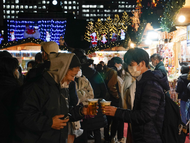 2020년 12월 일본 도쿄에서 열린 크리스마스마켓에서 시민들이 맥주를 마시고 있다. EPA연합뉴스