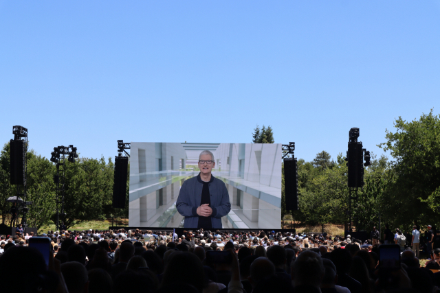 지난 6월 미국 캘리포니아주 쿠퍼티노에 있는 애플 본사에서 열린 애플연례개발자회의(WWDC)에서 팀 쿡 애플 최고경영자가 인사말을 하고 있다. /실리콘밸리=정혜진 특파원
