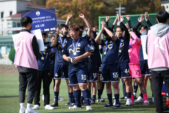 지난해 SOK 통합축구 유니파이드컵에서 A조 1위를 차지한 서울이랜드FC 통합축구팀이 기뻐하고 있다. 사진 제공=한국프로축구연맹