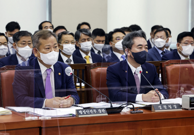 이상민 행정안정부 장관이 18일 열린 국회 행정안전위원회 전체회의에서 질의에 답변하고 있다. 연합뉴스