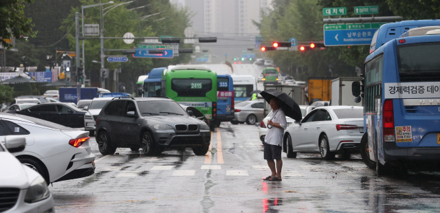 전날 집중 호우가 이어졌던 9일 오전 서울 강남구 대치역 사거리에 폭우로 침수됐던 차들이 방치돼 있다. 연합뉴스