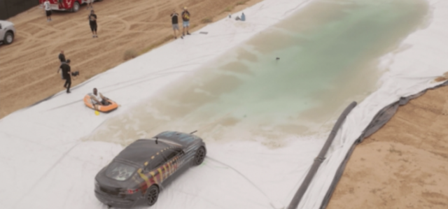 물웅덩이를 통과하는 테슬라 차량 광고 장면. 유튜브 캡처