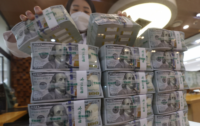 서울 중구 하나은행 위변조대응센터에서 직원이 달러를 정리하고 있다.오승현기자