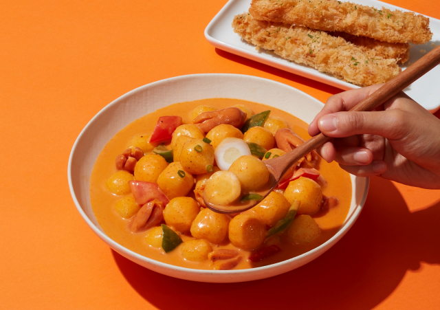 로제 치즈쏙 옹볶이. /사진 제공=CJ프레시웨이