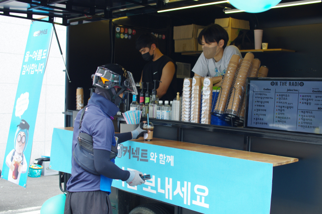 도봉쌍문 FC에 설치된 커피 트럭에서 라이더가 커피를 마시고 있다. /사진제공=우아한청년들