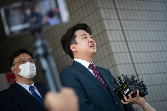 이준석 국민의힘 전 대표가 17일 오후 양천구 서울남부지방법원에서 열린 당 비상대책위원회 효력정지 가처분 신청 사건의 심문을 마친 후 법원을 빠져나오고 있다. 권욱 기자