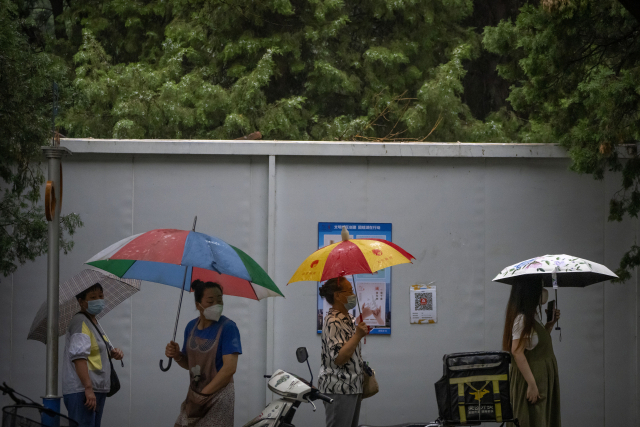 베이징 시민들이 18일 코로나19 검사를 위해 줄을 서 있다. AP연합