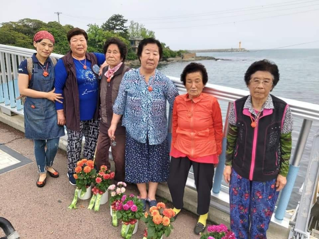 뭍으로 간 해녀…그 설움의 물질을 기록하다