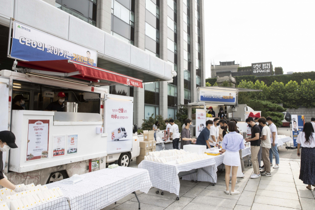 “사장님이 보내셨어요” 계동 현대사옥에 등장한 커피트럭