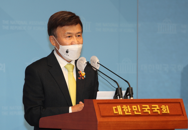김원웅 전 광복회장이 재임 시절인 5월 21일 국회소통관에서 자신을 둘러싼 의혹에 대해 기자회견을 하고 있다. 연합뉴스