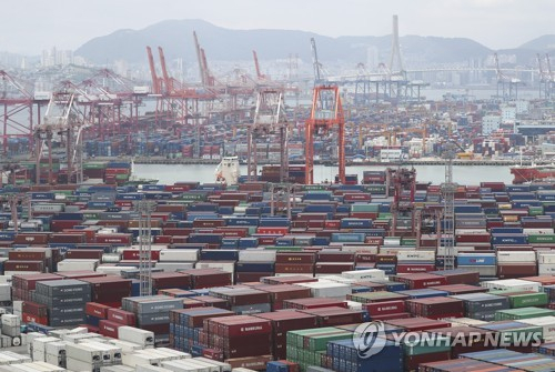 부산항 신선대와 감만부두에서 컨테이너 하역 작업이 진행되고 있다. 부산=연합뉴스