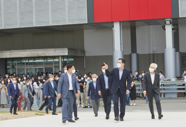 이재용(앞줄 가운데) 삼성전자 부회장이 19일 경기 용인 기흥캠퍼스를 둘러보고 있다. 사진제공=삼성전자