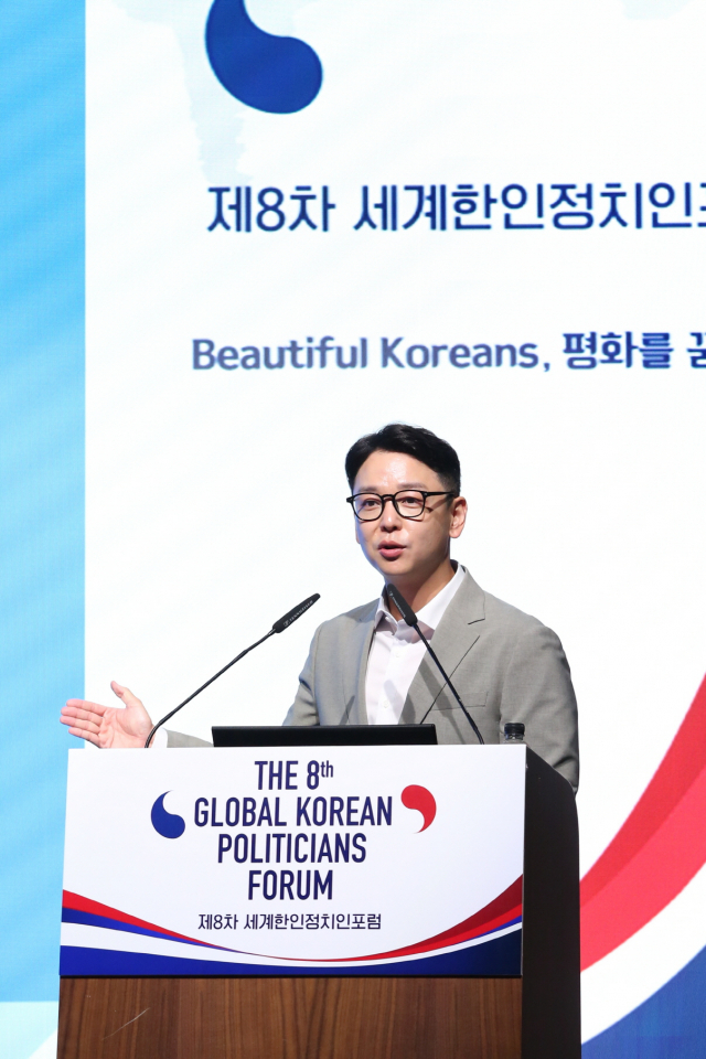 강성인 미국 한인민주당협회 회장이 19일 서울 여의도에서 열린 ‘세계한인정치인포럼’에서 발표하고 있다. 사진 제공=재외동포재단