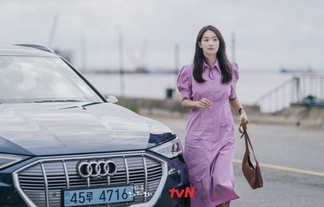 드라마 '갯마을 차차차'에 등장한 아우디 전기차 'e-트론 콰트로 55'. 사진 제공=tvN